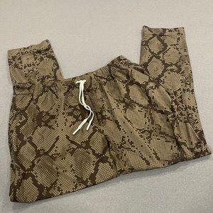 Green snakeskin lululemon crop pant 6/M